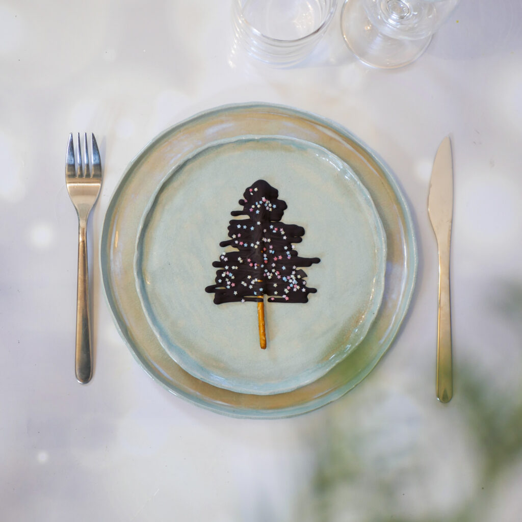 Schnelle essbare DIY Tischdeko für Weihnachten: Vegane Tannenbäume aus Zartbitter-Schokolade und Salzstangen