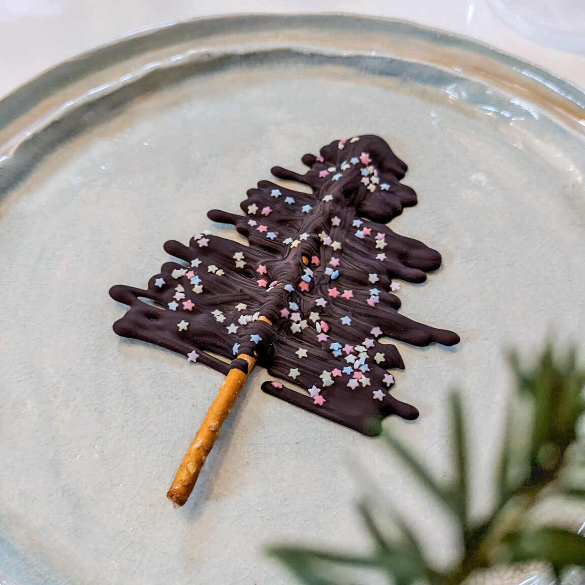 Schnelle essbare Tischdeko für Weihnachten: Vegane Tannenbäume aus Zartbitter-Schokolade und Salzstangen