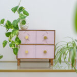 IKEA Hack: Verwandle die IKEA MOPPE Kommode in einen modernen Hingucker in rosa und gold. Das perfekte Upcycling!