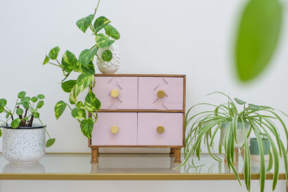 IKEA Hack: Verwandle die IKEA MOPPE Kommode in einen modernen Hingucker in rosa und gold. Das perfekte Upcycling!