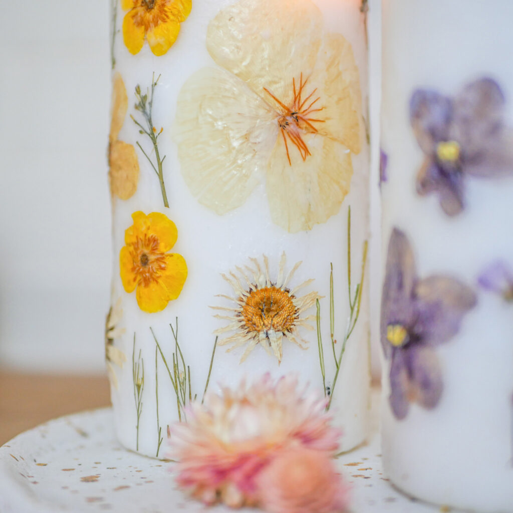 Selbstgemachte Blüten-Kerze mit gepressten Blumen