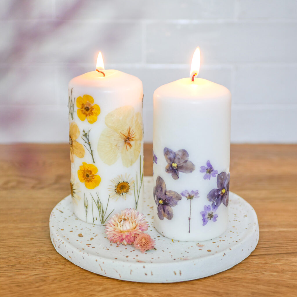 Bastelidee für den Frühling: DIY Kerze mit gepressten Blüten selber machen