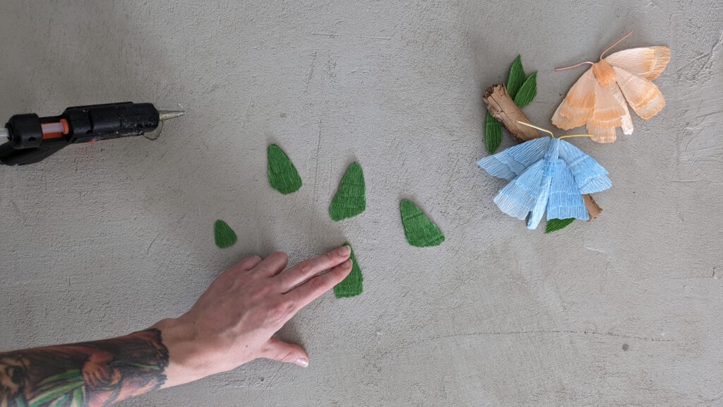 DIY Insekt aus Papier basteln Schritt 6: Flügel zusammenkleben