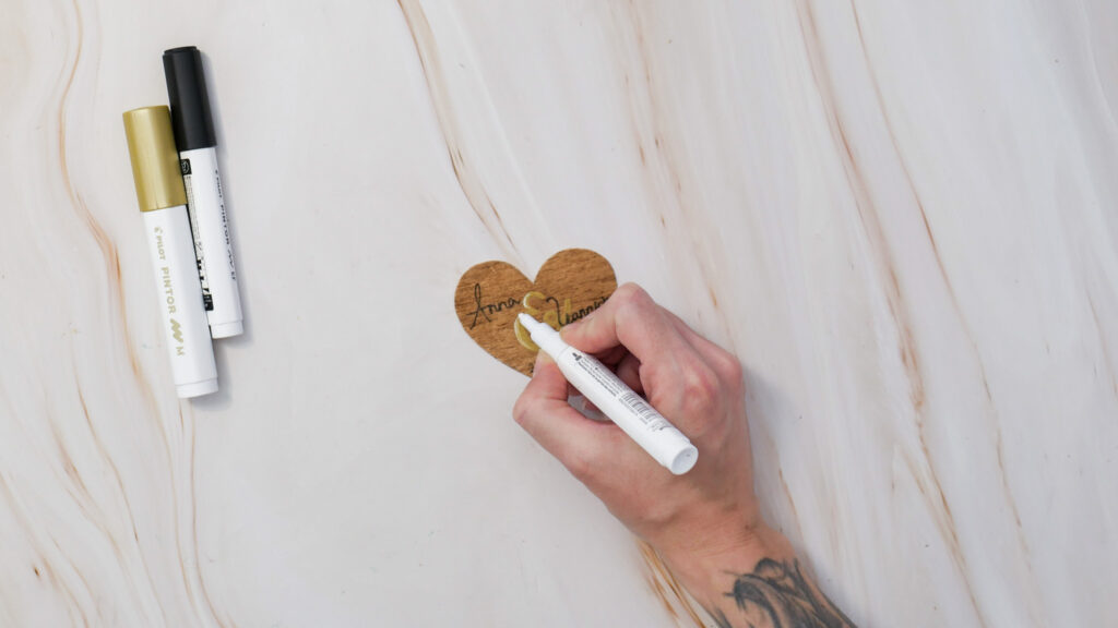 DIY Hochzeitskarte basteln Schritt 2: Holz-Herz wachsen und beschriften