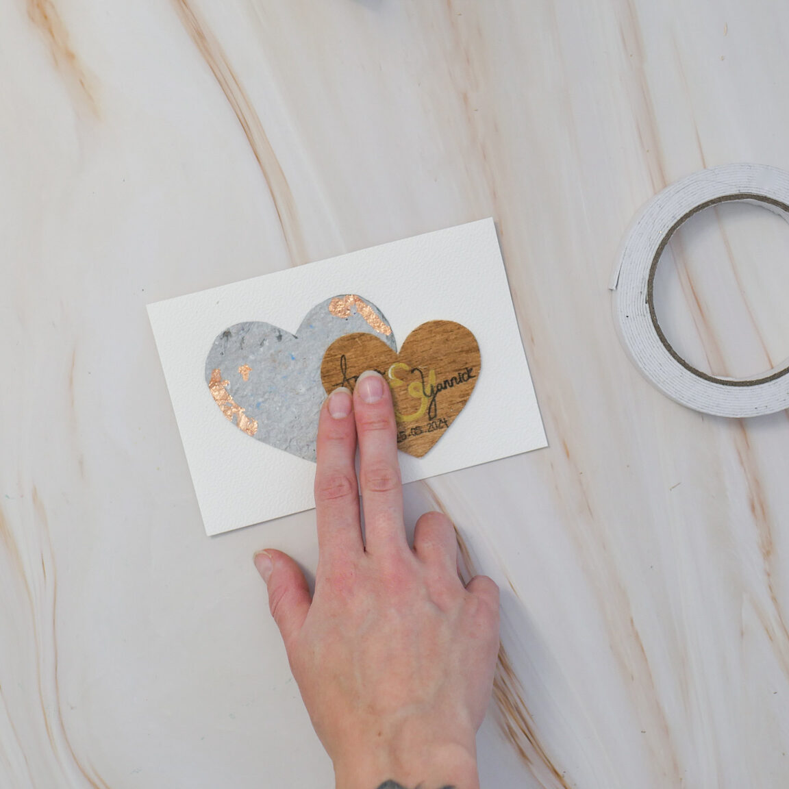 DIY Karte zur Hochzeit selber machen Schritt 3: Herz aus Holz anbringen