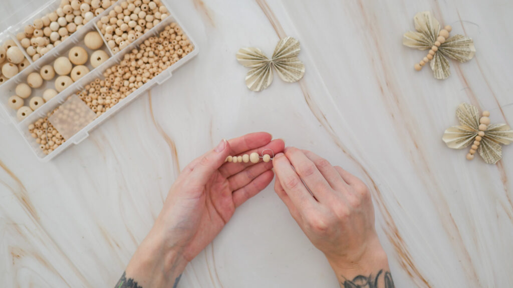 DIY Papier-Schmetterling basteln schritt 5: Perlen auffädeln