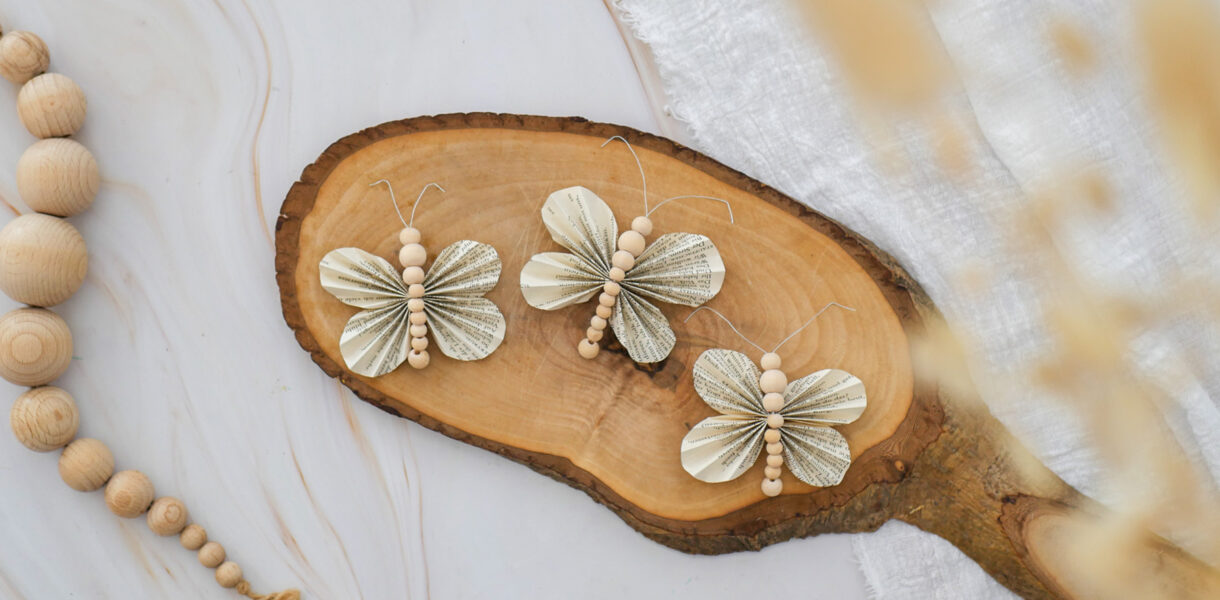 Süße Deko Schmetterlinge aus Buchseiten und Holzperlen basteln