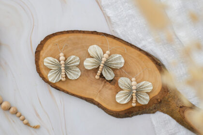 Süße Deko Schmetterlinge aus Buchseiten und Holzperlen basteln
