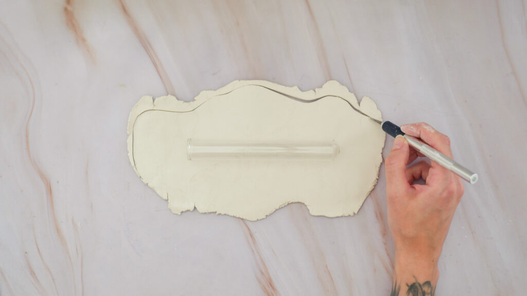 Wandvase aus Modelliermasse basteln Schritt 1: lufttrocknende Modelliermasse ausrollen und zuschneiden