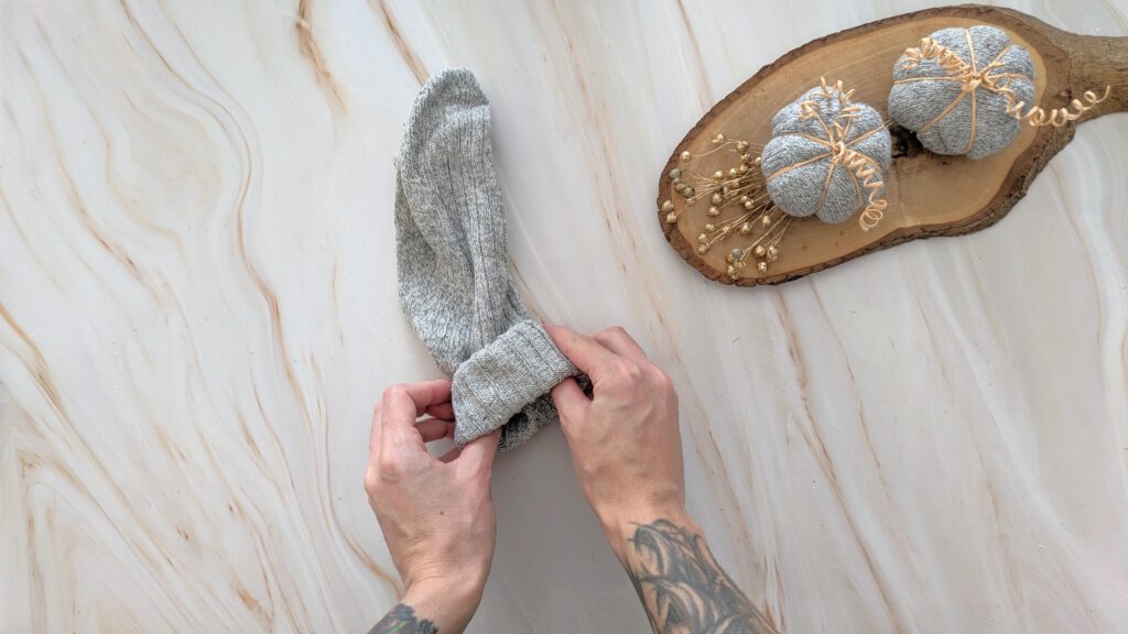 DIY Kürbis aus Socken basteln Schritt 1: Wollsocke aufrollen