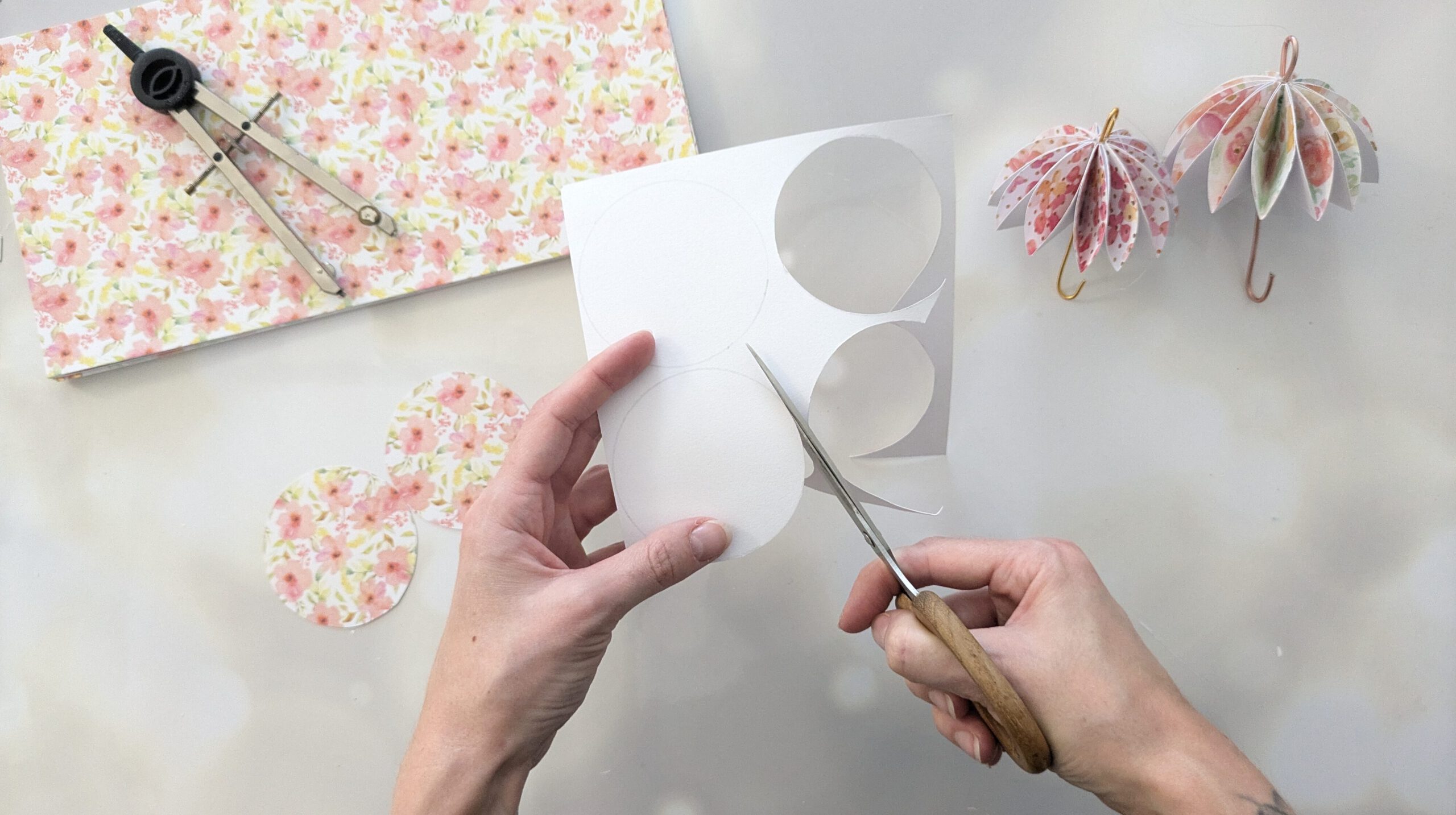 DIY Regenschirm-Anhänger basteln Schritt 1: Kreise aus Motivkarton ausschneiden