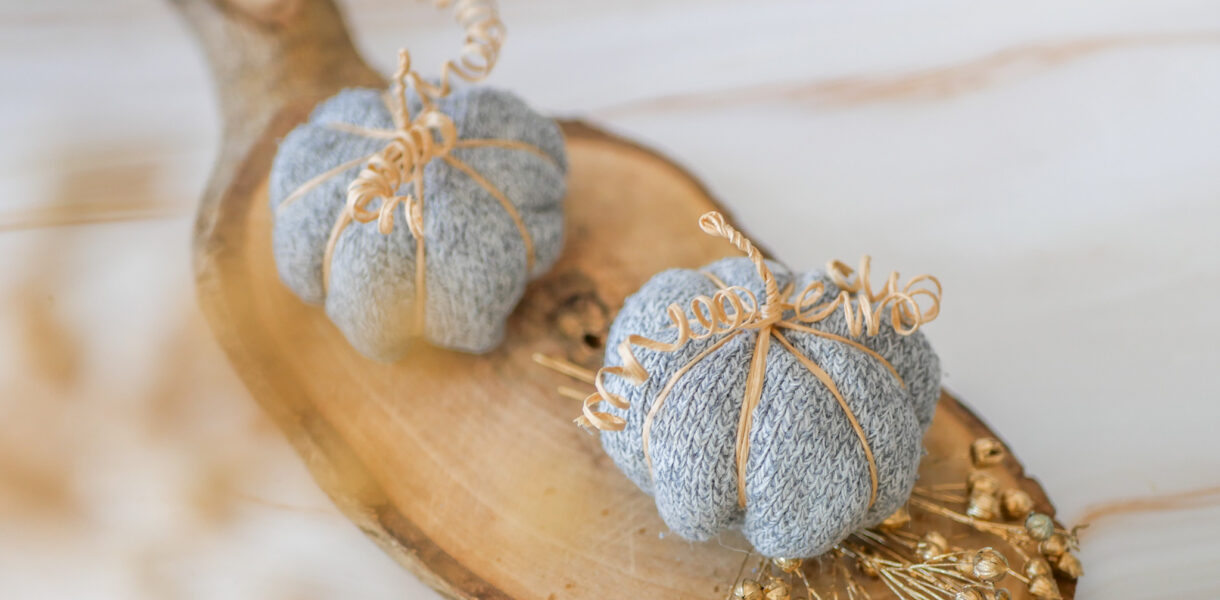 DIY Herbstdeko: Sockenkürbis mit Papierdraht selber machen