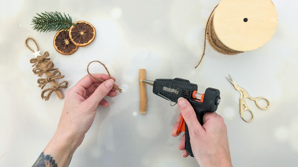 DIY Christbaumschmuck aus Treibholz basteln Schritt 1: Aufhängung am Ast festkleben