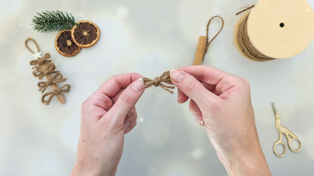 Baumschmuck aus Holz selber machen Schritt 2: Schleifen aus Juteschnur knoten