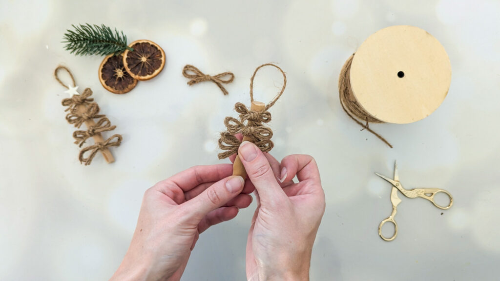 Christbaumschmuck im Boho-Stil selber machen Schritt 3: Schleifen aufkleben