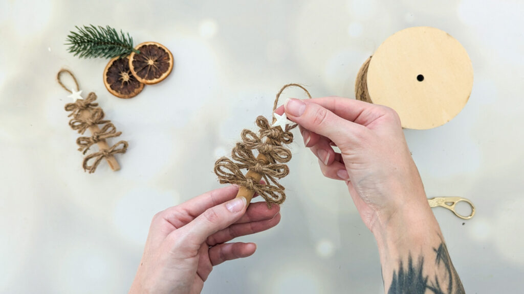 Schnelle Bastelidee für Weihnachten Schritt 4: Stern aufkleben