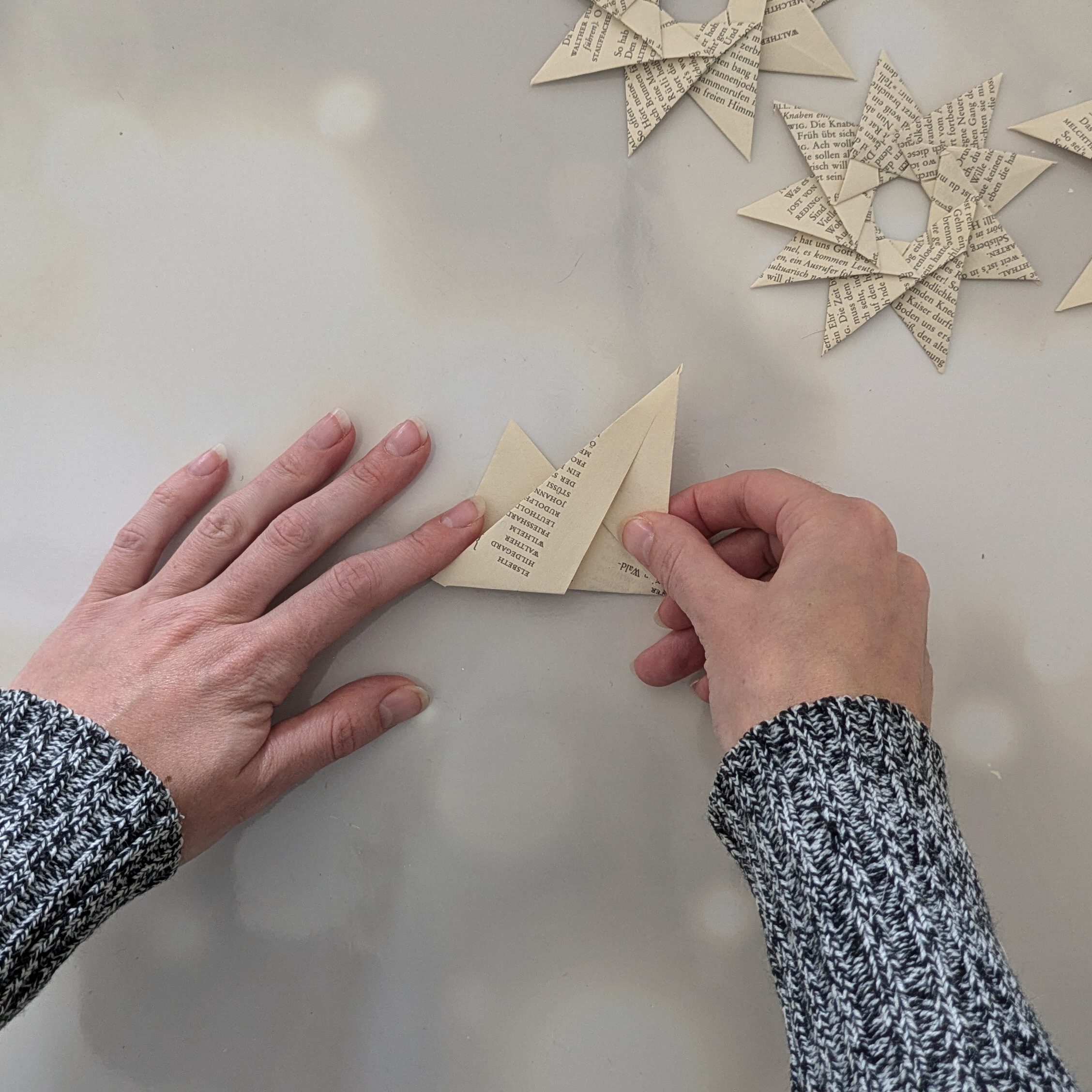 DIY Weihnachtsdeko basteln Schritt 4: Zacken von unten nach oben falten