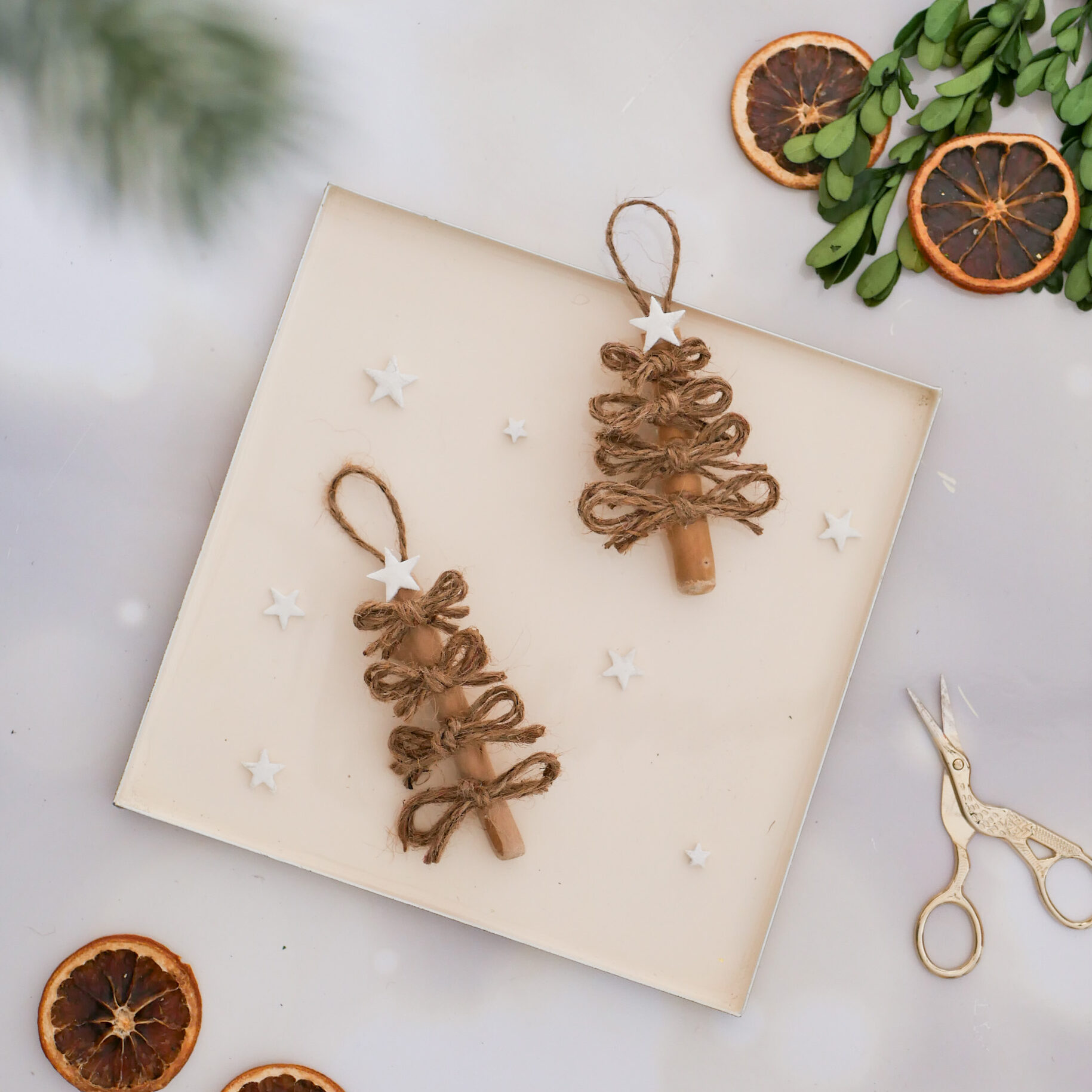 Einfache Bastelidee für Weihnachten: DIY Baumschmuck aus Treibholz und Jute selber machen