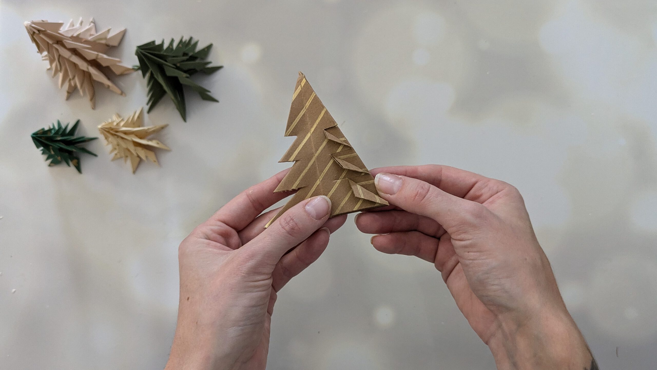 DIY Weihnachtsbaum aus Papier basteln Schritt 12: Ecken umknicken