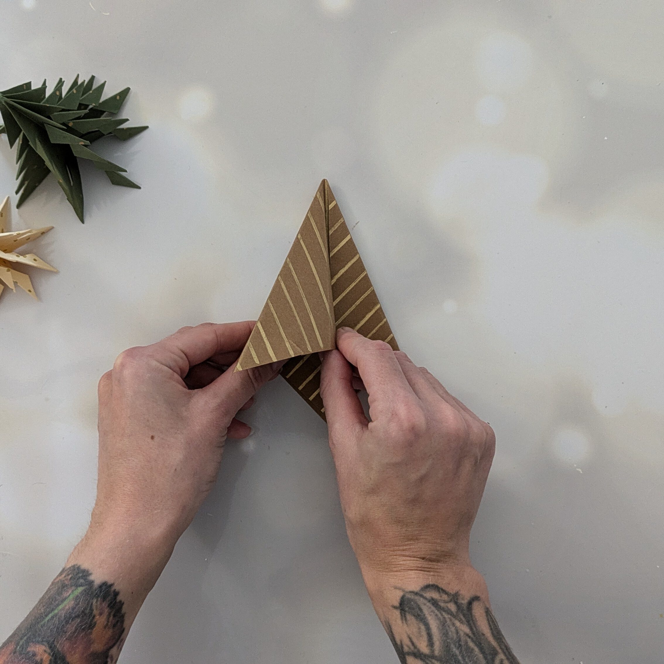 DIY Weihnachtsbaum aus Papier Schritt 8: Linken Flügel aufklappen und hineingreifen