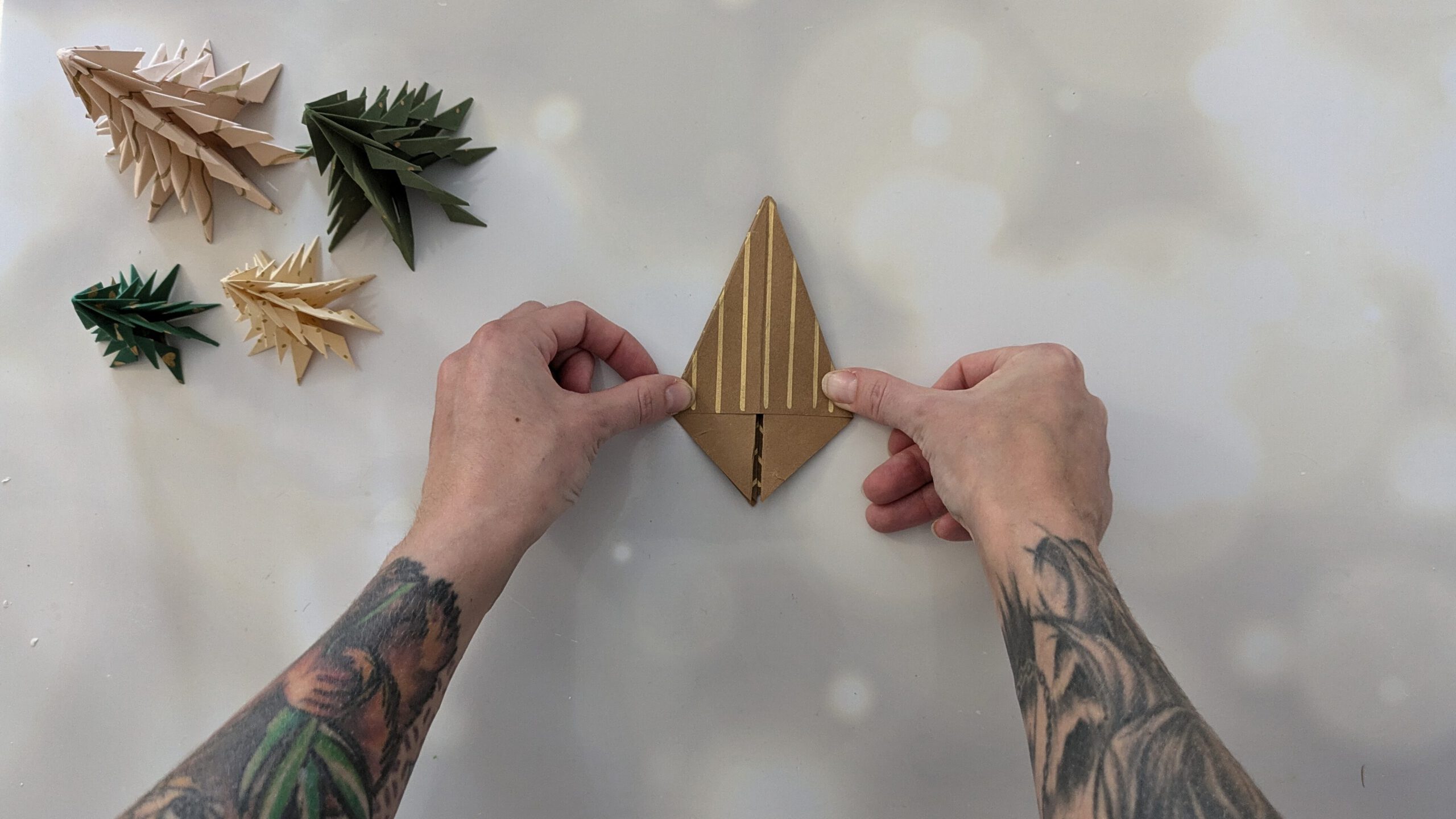 DIY Papier Weihnachtsbaum Schritt 9: Mit der Rückseite genauso verfahren