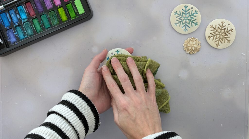 DIY Schneeflocken Anhänger basteln Schritt 3: Bemalen und Farbreste wegwischen