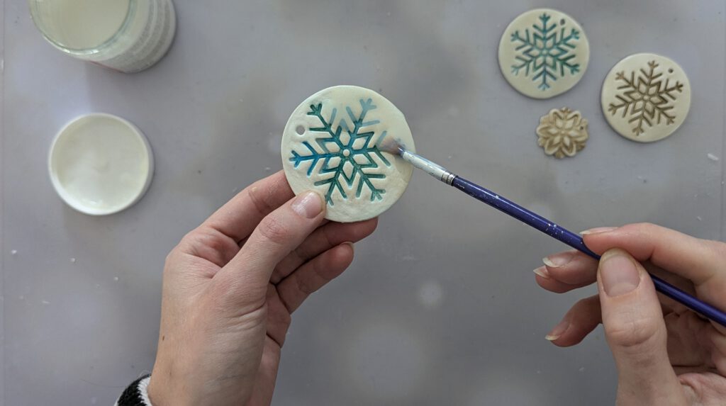 Schneeflocken Geschenkanhänger für Weihnachten basteln Schritt 4: Mit Triple Gloss Lack bestreichen für den Keramik Look