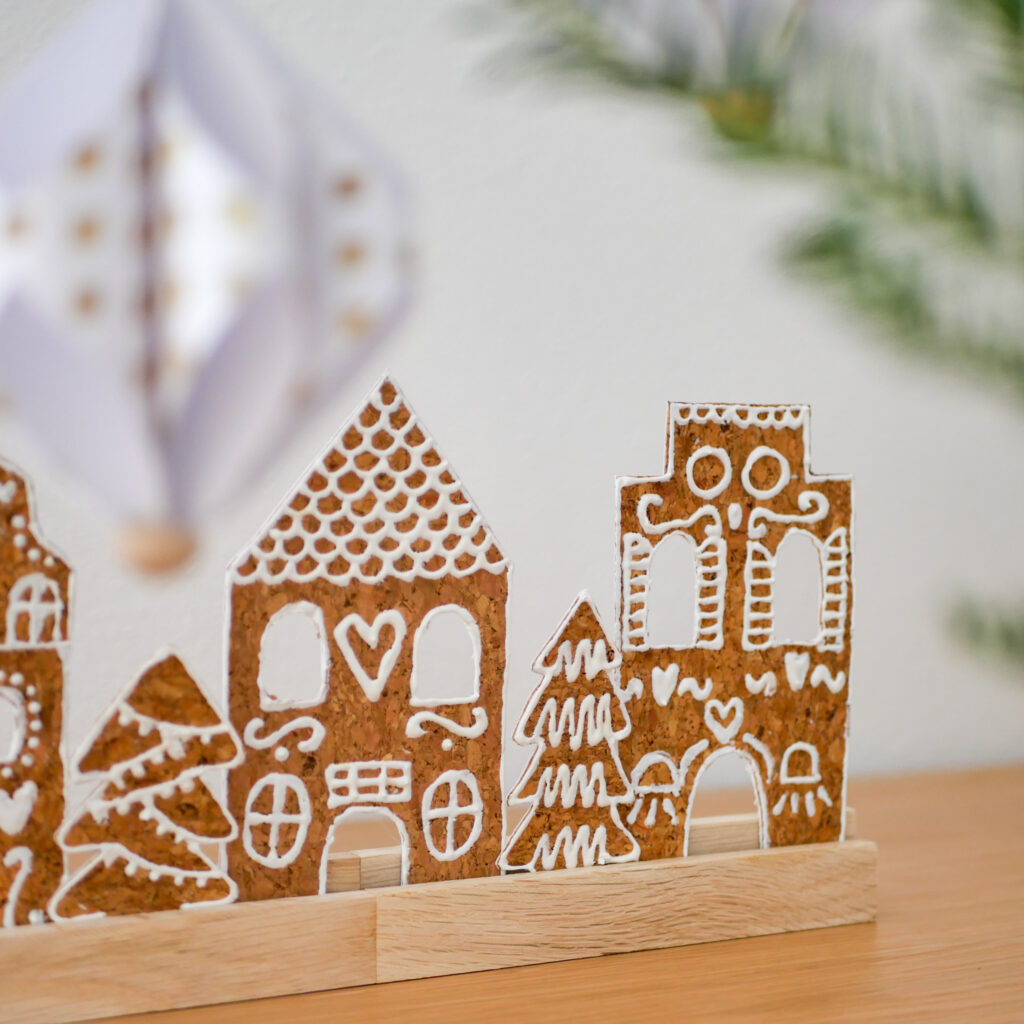 Selbstgemachte Weihnachtsdekoration: Häuser aus Kork im Lebkuchen Stil.