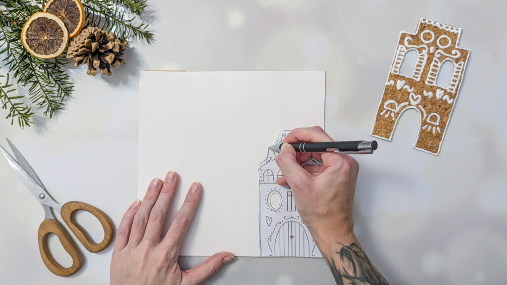 DIY Lebkuchen Stadt basteln Schritt 1: Haus Vorlage auf den Kork übertragen