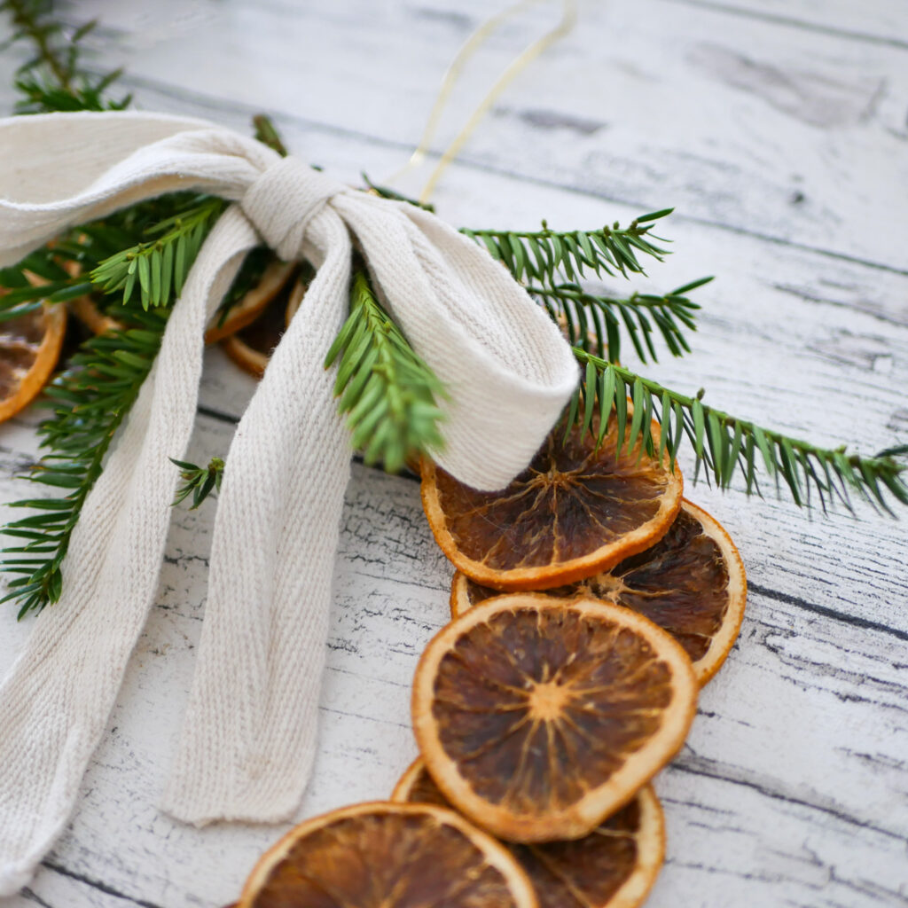 Bastelidee für Weihnachten: Selbstgemachter Türkranz aus getrockneten Orangenscheiben