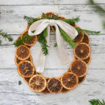 DIY für Weihnachten: Türkranz aus getrockneten Orangenscheiben basteln