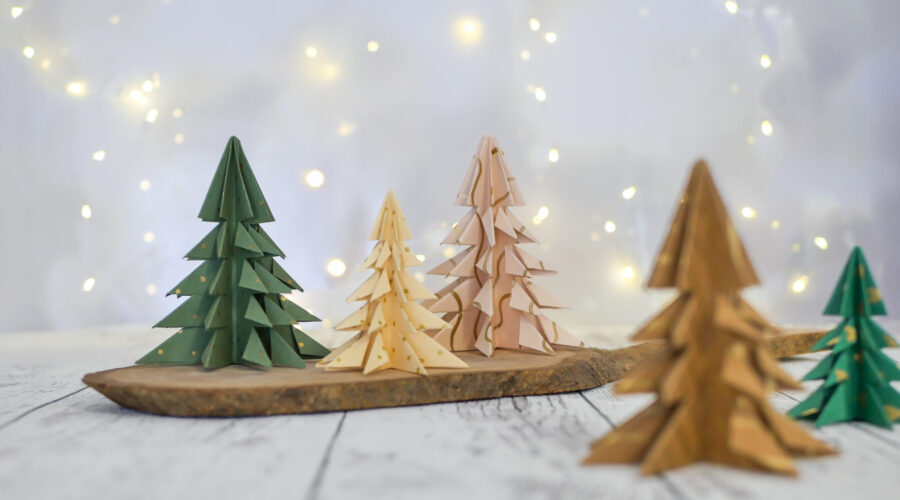 Weihnachtsdeko selber machen: Origami Baum aus Papier falten