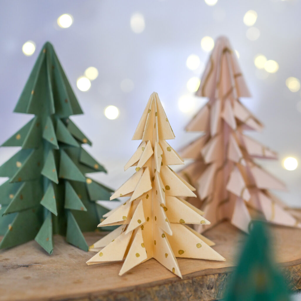 DIY Weihnachtsdeko: Origami Weihnachtsbaum aus Papier basteln