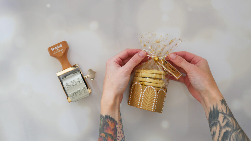 DIY Plätzchen als Geschenk verpacken Schritt 6: Korb befüllen und verschließen