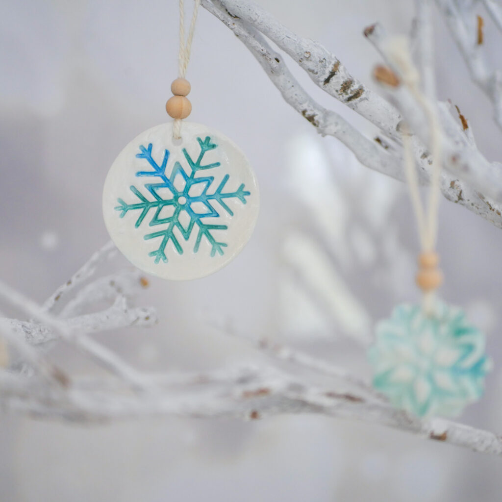 DIY Schneeflocken Anhänger für Geschenke oder den Weihnachtsbaum basteln