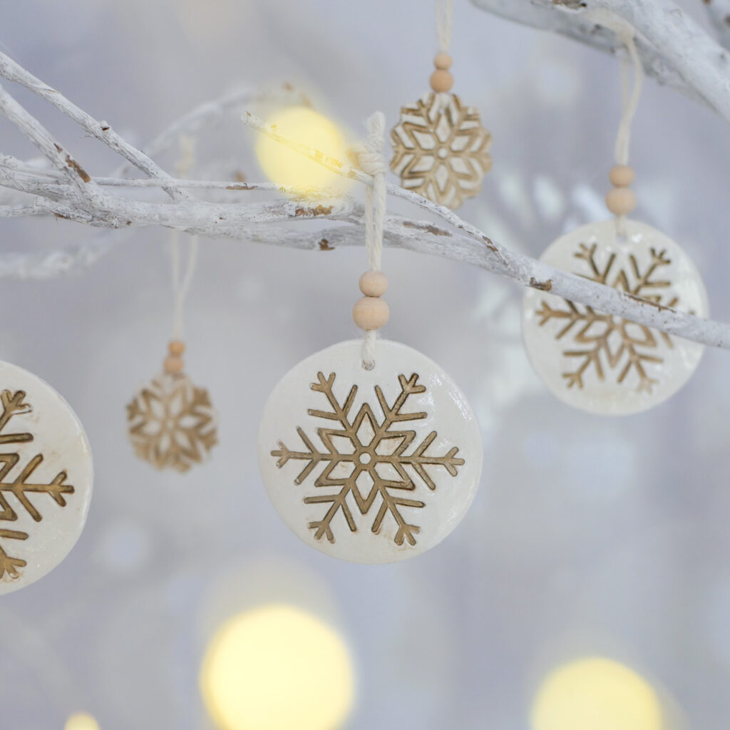 Bastelidee für Weihnachten: Schneeflocken Anhänger als Christbaumschmuck selber machen