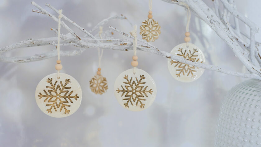 Bastelidee für Weihnachten: Geschenkanhänger oder Christbaumschmuck im Keramik-Look