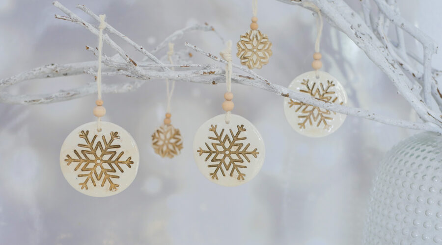 Bastelidee für Weihnachten: Geschenkanhänger oder Christbaumschmuck im Keramik-Look