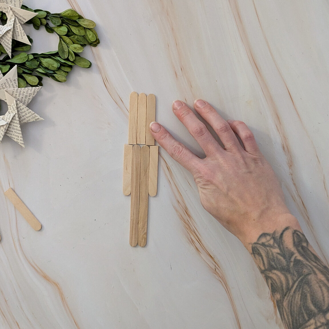 DIY Weihnachtsdeko aus Eisstielen basteln Schritt 2:  Stäbchen platzieren