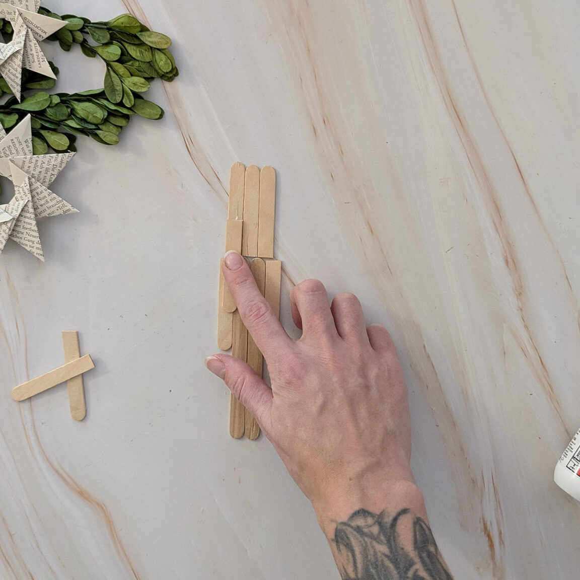 DIY Nussknacker Schritt 2: Holzstäbchen aufeinander kleben