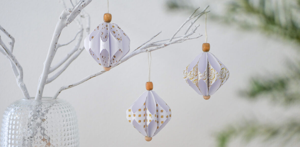 DIY Weihnachtsdeko: Papier Ornamente als Christbaumschmuck basteln