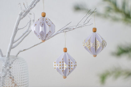 DIY Weihnachtsdeko: Papier Ornamente als Christbaumschmuck basteln