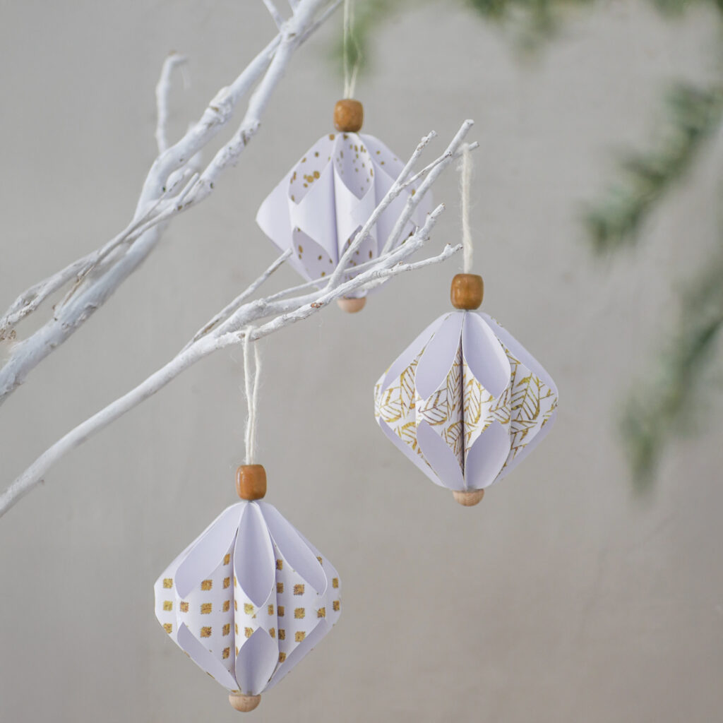 DIY Christbaumschmuck:  Elegante Papier Ornamente selber machen