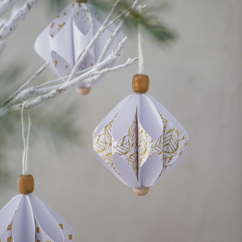 Selbstgemachter Baumschmuck: DIY Papier Ornamente zum Aufhängen selber machen