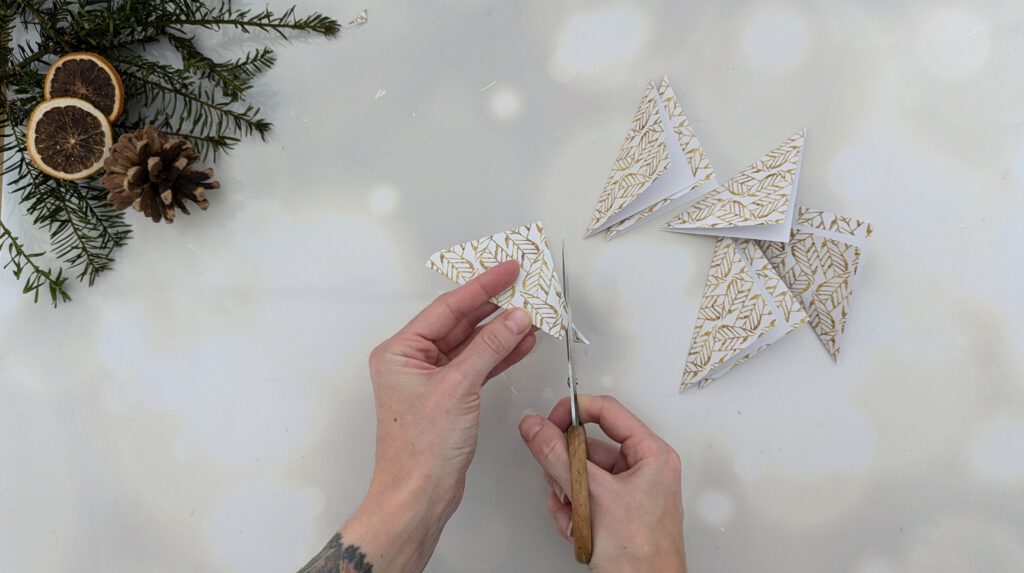 DIY Papier Ornamente Schritt 1: Papier diagonal falten und die Kanten abrunden