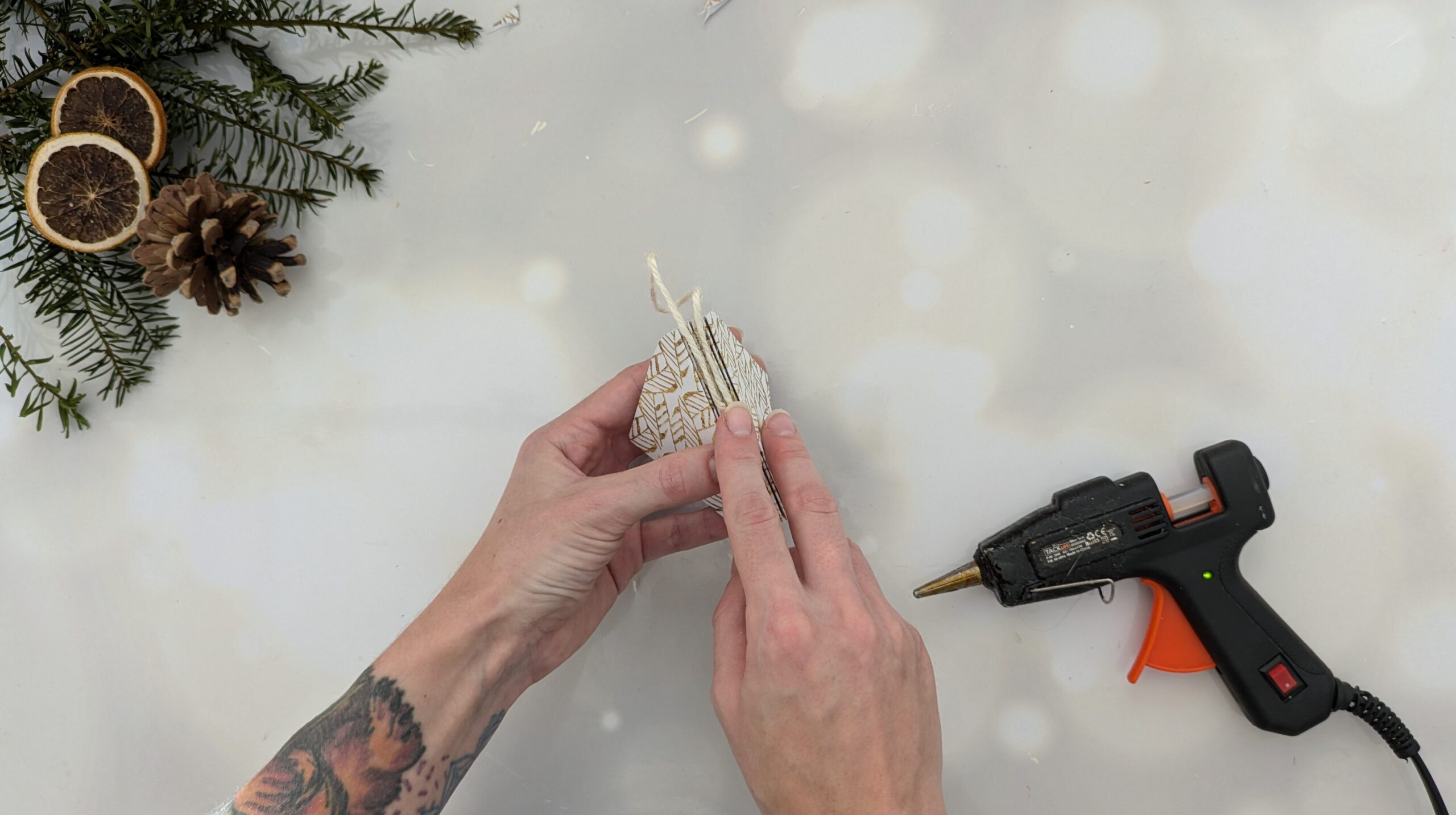 Weihnachtskugeln aus Papier basteln Schritt 3: Garn einkleben