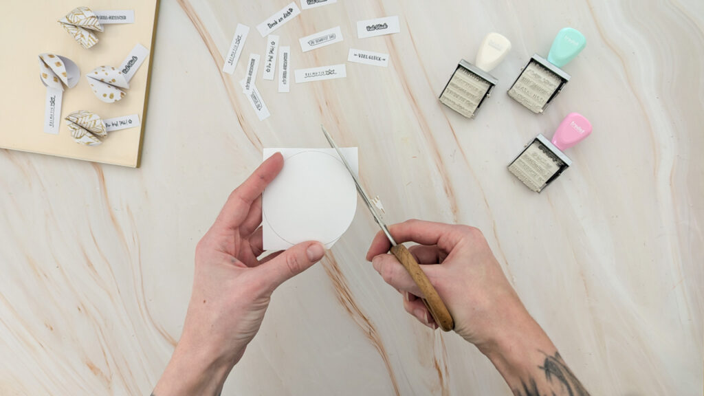 Selbstgemachte Glückskekse aus Papier Schritt 2: Kreis ausschneiden