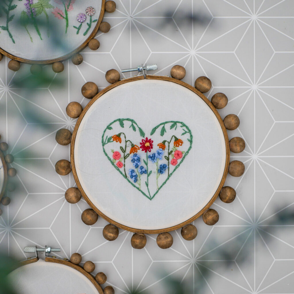 Deine Anfänger-Stickerei an der Wand: DIY Bubble Stickrahmen selber machen