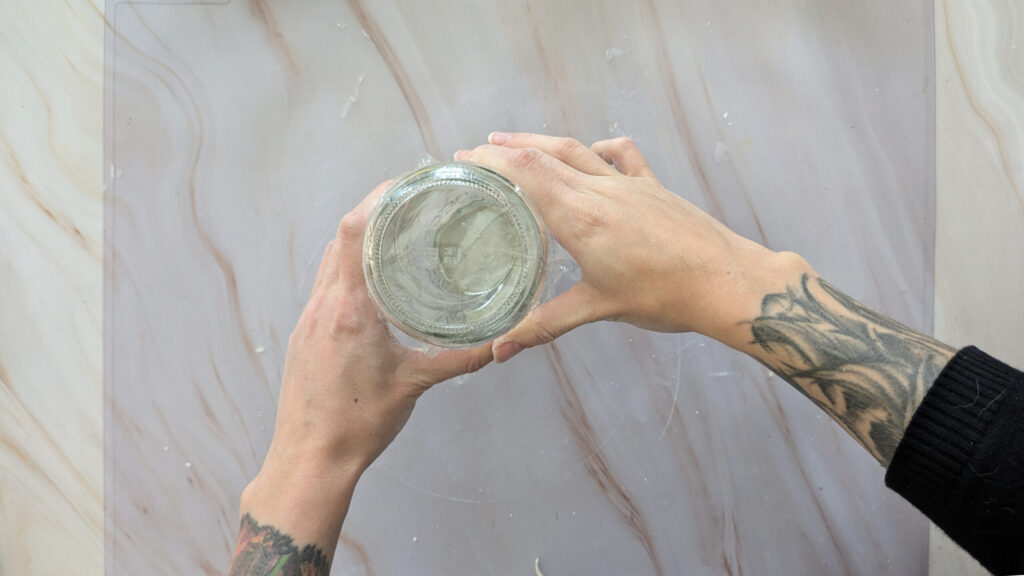 Blumen Lampenschirm selber machen Schritt 2: Glas mit Frischhaltefolie bedecken