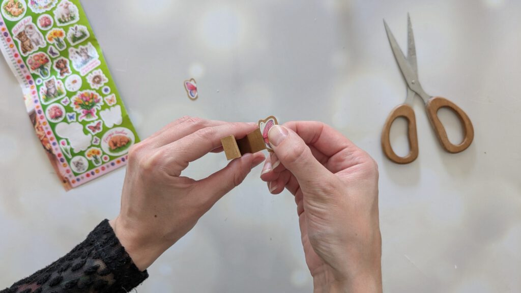 DIY Lesezeichen aus Papier Schritt 4: Schmetterling halbieren und aufkleben